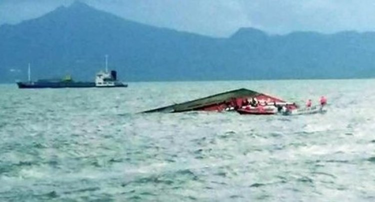 ইন্দোনেশিয়ায় ফেরি উল্টে নিহত ১১