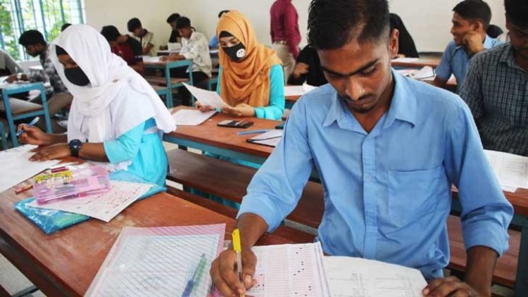 বাবার লাশ বাড়িতে রেখে পরীক্ষা কেন্দ্রে ছেলে