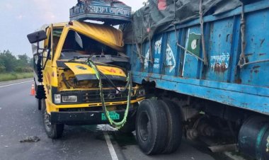 দাঁড়িয়ে থাকা ট্রাকে অপর ট্রাকের ধাক্কায় চালক হেলপার নিহত