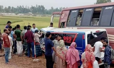 বাস-অ্যাম্বুলেন্সের মুখোমুখি সংঘর্ষে নিহত ৩