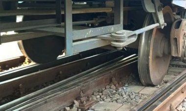 সিরাজগঞ্জে মালবাহী ট্রেন লাইনচ্যুত, ঢাকার সঙ্গে রেল যোগাযোগ বন্ধ