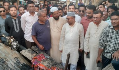 আছিম বাজারে আগুনে ক্ষতিগ্রস্তদের পাশে বিএনপির নেতা করিম সরকার 