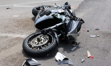 বাইক থেকে ছিটকে পড়া দুজনের মাথার ওপর দিয়ে চলে গেল ট্রাক