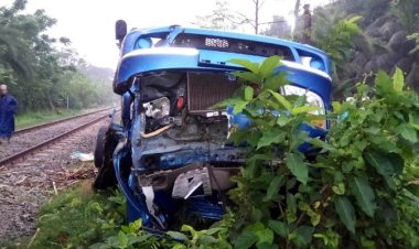 খুলনায় ট্রেন-পিকআপের সংঘর্ষের নিহত ১