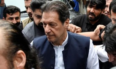যে মামলায় গ্রেফতার ইমরান খান