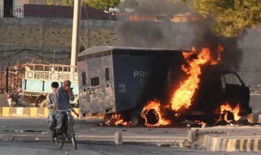 পাকিস্তানে রাস্তায় রাস্তায় বিক্ষোভ, পুলিশের গাড়িতে আগুন