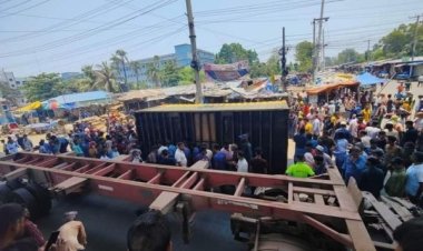 কনটেইনারচাপায় দুই রিকশা আরোহী নিহত, চালক আশঙ্কাজনক