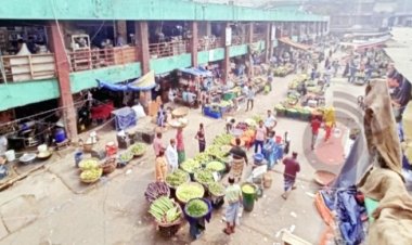 কারওয়ান বাজারে ঝুঁকিপূর্ণ কাঁচামালের আড়ত উচ্ছেদে অভিযান চলছে