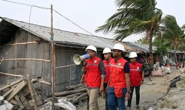 যোগাযোগ বিচ্ছিন্ন ভোলায় আতঙ্ক, আশ্রয়কেন্দ্রে যেতে মাইকিং