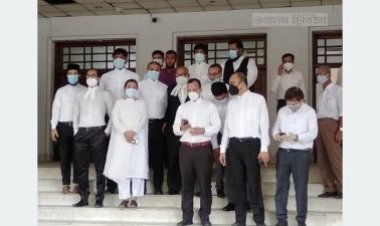 কোট-গাউন ছেড়ে স্বস্তিতে আইনজীবীরা