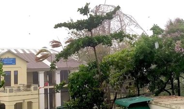 মিয়ানমারে ঝোড়ো বাতাস, ভেঙে পড়ল মোবাইল টাওয়ার