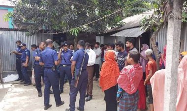 ঘরের মেঝেতে স্ত্রীর মরদেহ, রশিতে ঝুলছিল স্বামী 