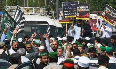 পাকিস্তানে সুপ্রিম কোর্টের সামনে ‘সরকারি’ বিক্ষোভ