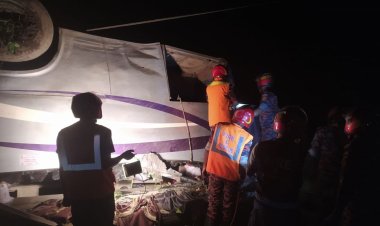 ঝিনাইদহে বাস উল্টে সুপারভাইজার নিহত, আহত ৮