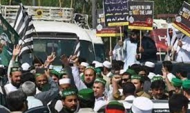 পাকিস্তান: সুপ্রিম কোর্টকে বাঁচাতে বিক্ষোভের ডাক ইমরানের