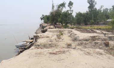 কুড়িগ্রামে ব্রহ্মপুত্রের ভাঙনে গৃহহীন ৩০০ পরিবার ঝুঁকিতে বাঁধ স্কুলসহ ১০ গ্রাম