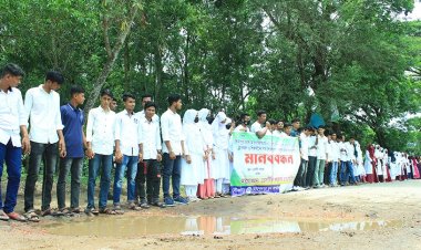 নোয়াখালীতে সড়ক সংস্কারের দাবিতে রাস্তায় দাঁড়ালেন শিক্ষার্থীরা