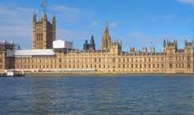 ভেঙে পড়তে পারে যুক্তরাজ্যের পার্লামেন্ট ভবন
