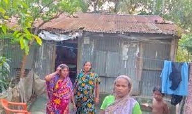গুচ্ছগ্রামের জরাজীর্ণ ঘর: ‘চাল চাই না, ঘর মেরামতের টিন চাই’