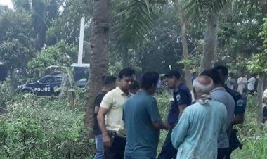 যাত্রীর সামনে ভ্যানচালককে গলা কেটে হত্যা