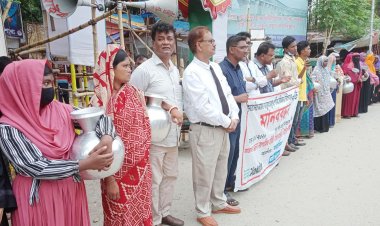 পানির দাবিতে সাতক্ষীরায় খালি কলস নিয়ে মানববন্ধন