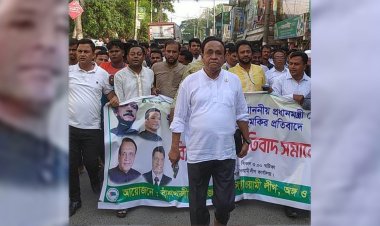 পিস্তল হাতে মিছিলের নেতৃত্বে এমপি মোস্তাফিজুর 