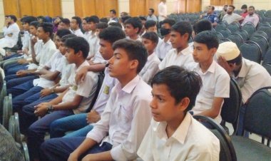 ক্লাস বাদ দিয়ে শিক্ষার্থীদের নিয়ে ভূমি সেবা সপ্তাহ পালন