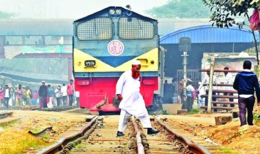 মগবাজার রেল ক্রসিংয়ে ট্রেনের ধাক্কায় যুবক নিহত