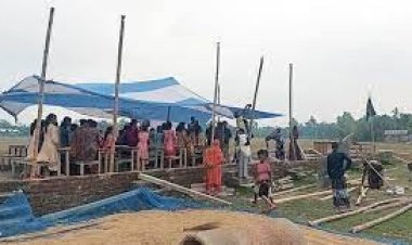 ঝড়ে বিধ্বস্ত স্কুলভবন, সামিয়ানার নিচে পরীক্ষা দিচ্ছে শিশুরা
