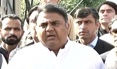 পদত্যাগের ঘোষণা ফাওয়াদ চৌধুরীর, আলোচনায় রাজি ইমরান