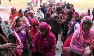 ইভিএমে ধীরগতি, লম্বা লাইনে দুর্ভোগে ভোটাররা