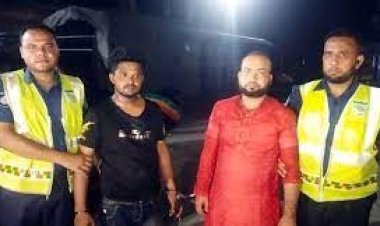 যাত্রীবেশে বাসে উঠে ছিনতাই, দুই যুবক আটক