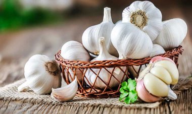 রসুনের খোসা ছাড়ানোর সহজ ৪ পদ্ধতি