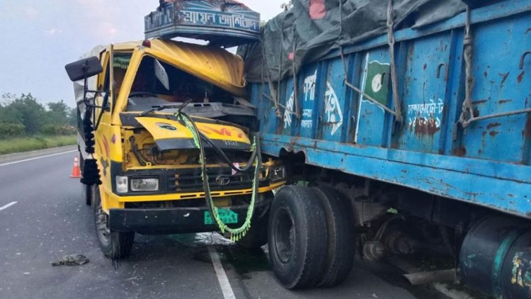 দাঁড়িয়ে থাকা ট্রাকে অপর ট্রাকের ধাক্কায় চালক হেলপার নিহত