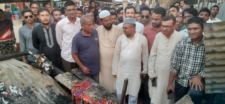 আছিম বাজারে আগুনে ক্ষতিগ্রস্তদের পাশে বিএনপির নেতা করিম সরকার