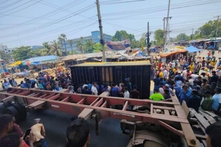 কনটেইনারচাপায় দুই রিকশা আরোহী নিহত, চালক আশঙ্কাজনক
