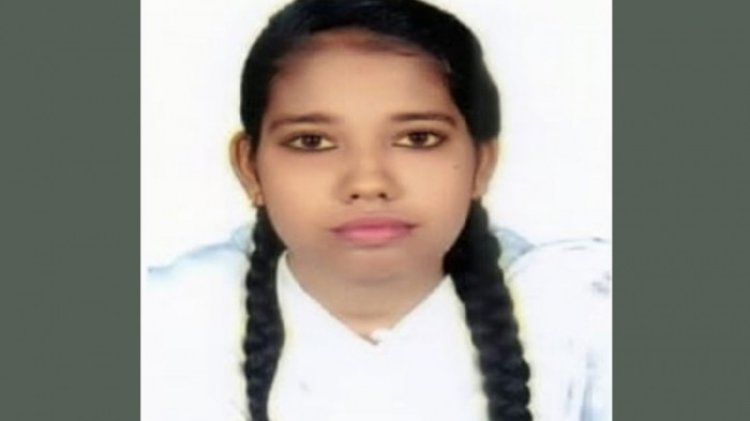 বাড়িতে মৃত বাবা, পরীক্ষার হলে মেয়ে