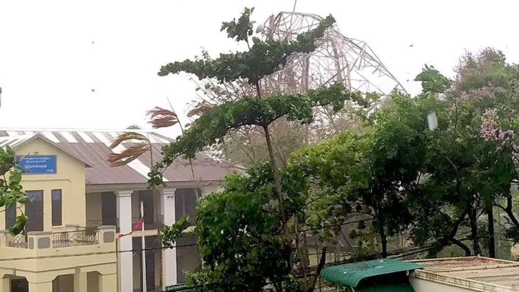 মিয়ানমারে ঝোড়ো বাতাস, ভেঙে পড়ল মোবাইল টাওয়ার