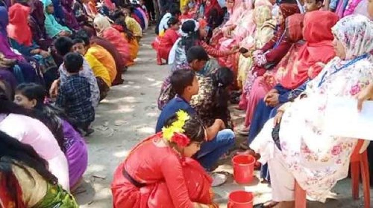ঠাকুরগাঁওয়ে মায়ের পা ধুয়ে সম্মান জানাল শিক্ষার্থীরা