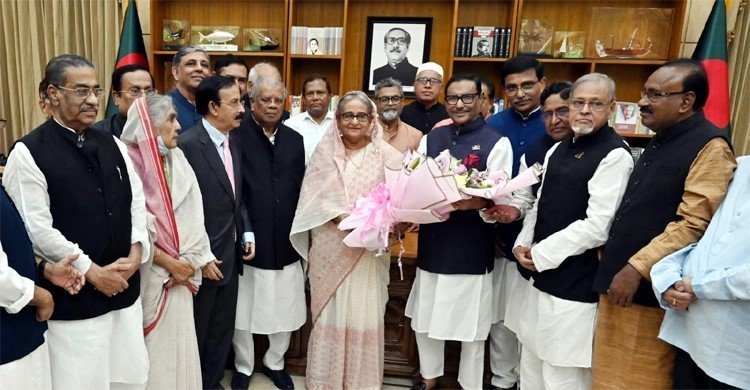 স্বদেশ প্রত্যাবর্তন দিবসে নেতাকর্মীদের শুভেচ্ছায় সিক্ত শেখ হাসিনা