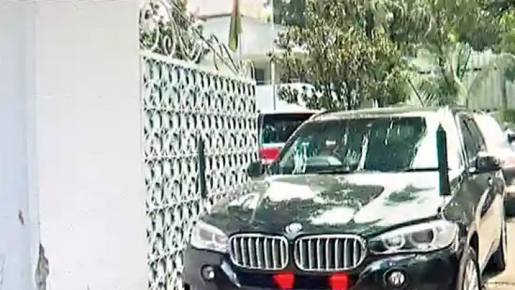 পতাকাবিহীন গাড়িতে মার্কিন দূত