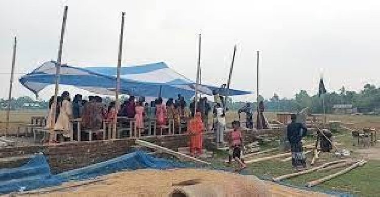 ঝড়ে বিধ্বস্ত স্কুলভবন, সামিয়ানার নিচে পরীক্ষা দিচ্ছে শিশুরা