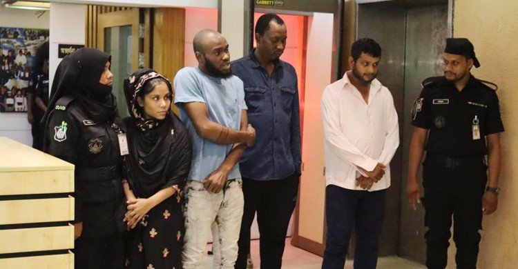 বিদেশি পার্সেলের লোভ দেখিয়ে প্রতারণা, নাইজেরিয়ানসহ গ্রেফতার ৪
