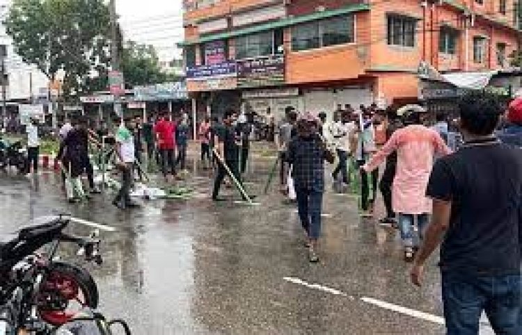 নাটোরে বিএনপি কার্যালয়ের সামনে লাঠিহাতে ছাত্রলীগ, পুলিশ বেষ্টনীতে সমাবেশ