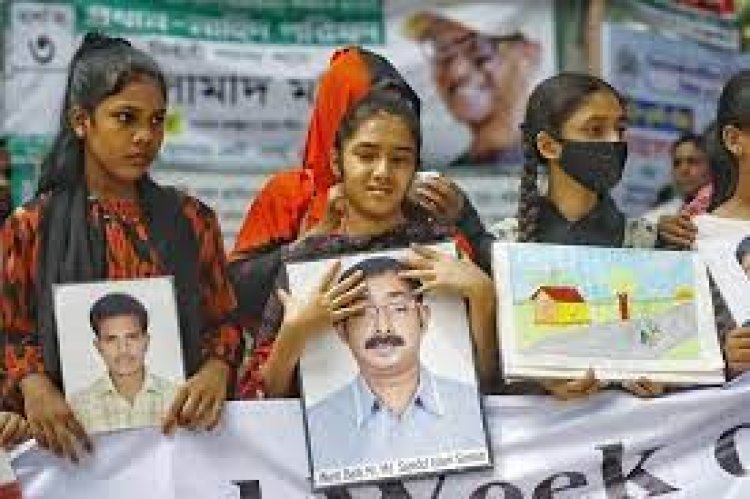 ‘১০ বছর হয়ে গেছে রাস্তায় দাঁড়িয়ে বাবাকে খুঁজছি’