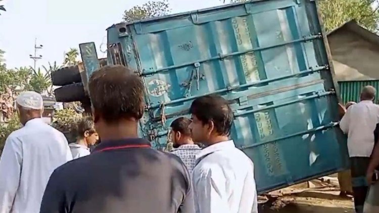 নিয়ন্ত্রণ হারিয়ে পিকআপ বসতঘরে, ঘুমন্ত অবস্থায় প্রাণ গেল মা-মেয়ের
