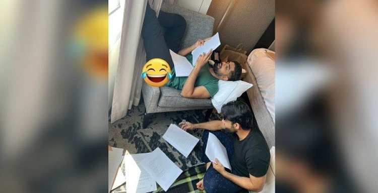 ব্যাট-বল রেখে বই নিয়ে ব্যস্ত বাবর-রিজওয়ান