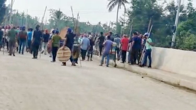 নড়াইলে দুই গ্রামবাসীর সংঘর্ষে পুলিশ কর্মকর্তাসহ আহত ১২