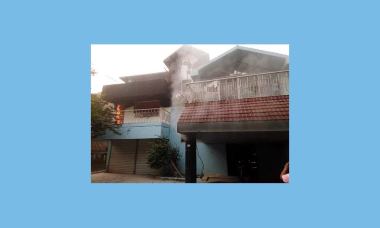 নরসিংদীতে খায়রুল কবিরের (খোকন) বাসভবনে আগুন