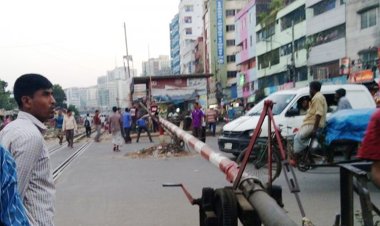 তেজগাঁও রেল ক্রসিংয়ে ট্রেনের ধাক্কায় চালক নিহত